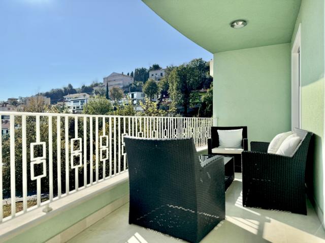 Opatija, Ičići – Three-bedroom apartment with garage 250 m from the sea