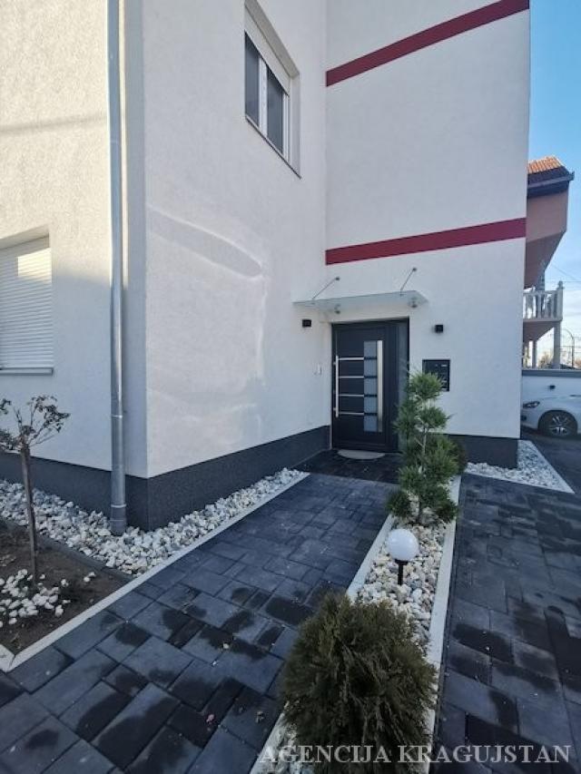 Izdavanje, Stan, 95. 00m2 , Denino brdo