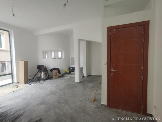 Izdavanje, Lokal, 75. 00m2 , Centar