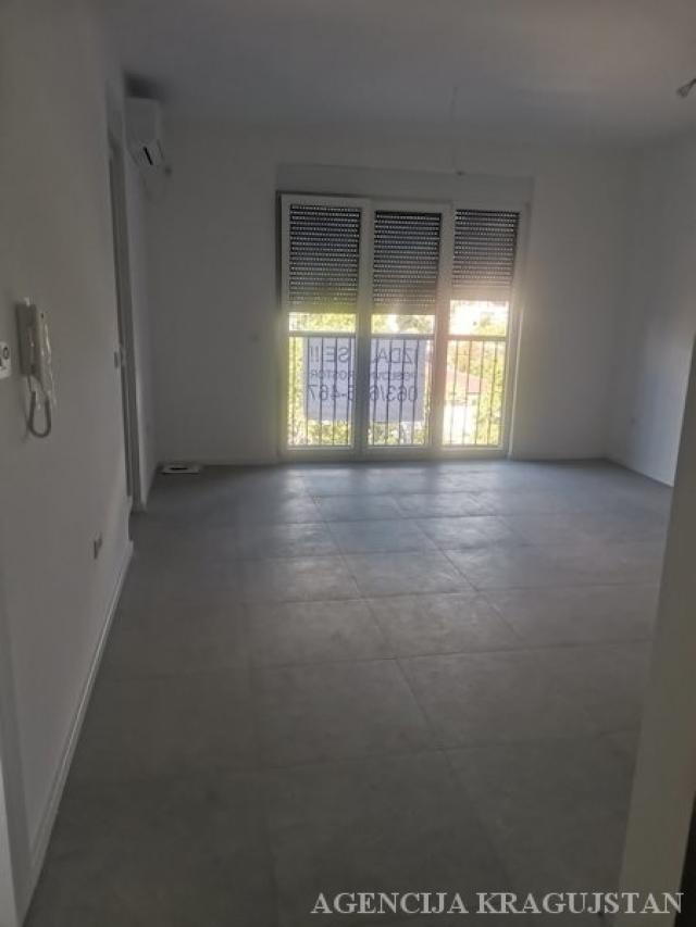 Izdavanje, Stan, 49. 00m2 , Centar