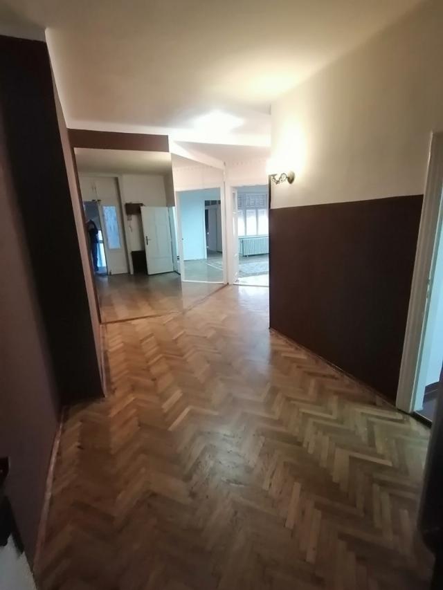 Petosoban stan za kancelariju 127m2, strogi centar