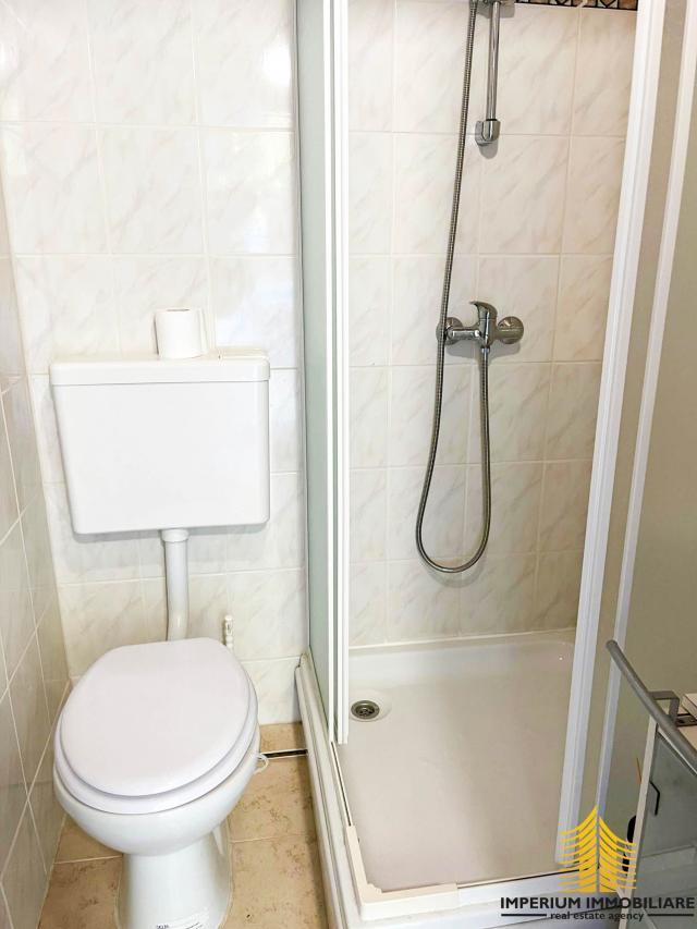 Apartmanska kuća u centru - Tisno, 2. red do mora!