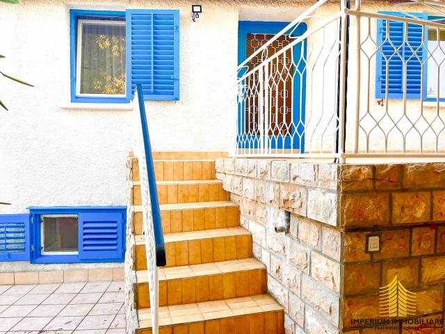 Apartmanska kuća u centru - Tisno, 2. red do mora!