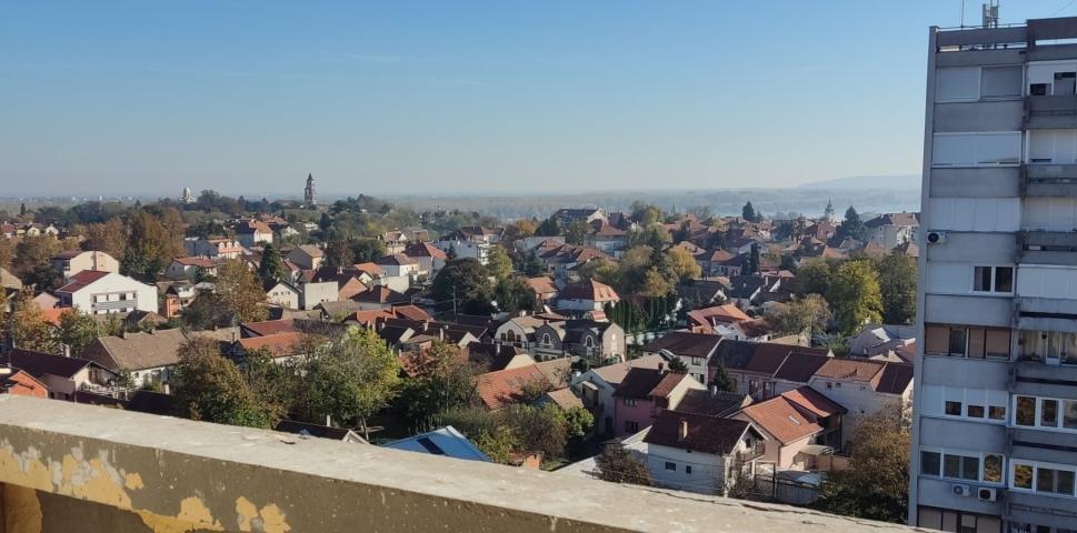 Zemun, Ohridska, stan sa pogledom ka Gardošu i Dunavu .. 