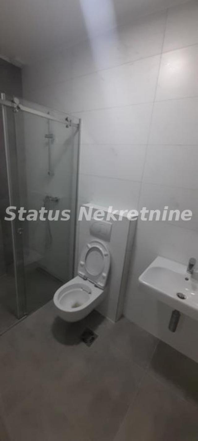 Petrovaradin-Useljiva Garsonjera 28 m2 u Suterenu na Top Lokaciji--065/385 8880