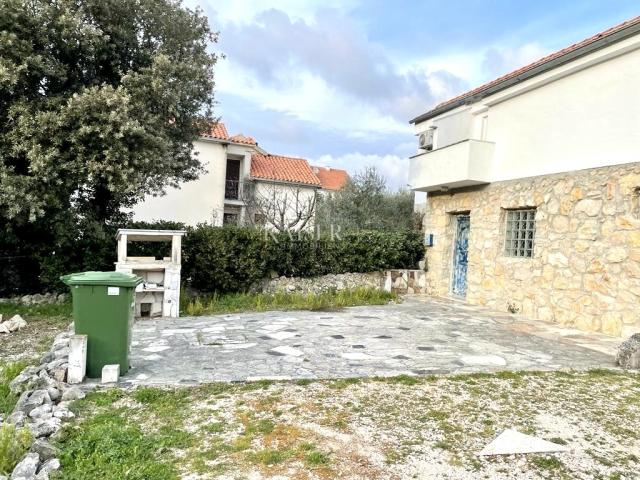 Zadar, Zaton kuća s umjetničkim detaljima, 80 m od mora