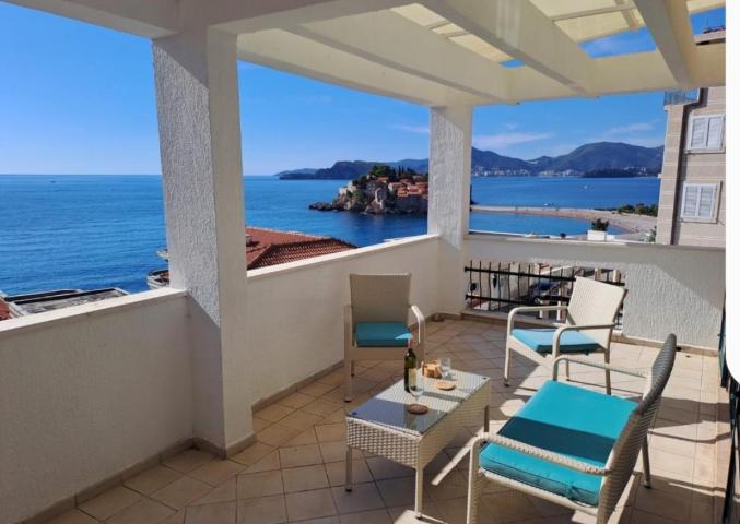 Sveti Stefan,  139m2 +  27m2 dve terase ,  duplex ,  sa nestvarnim  pogledom  na more