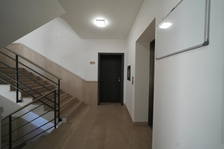 Zadar, Draženica, trosoban penthouse NKP 172 m2 prvi red do mora  i zajedničkim bazenom