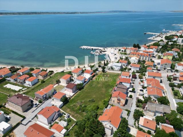 ZADAR, VRSI - Građevinsko zemljište na 30m od mora