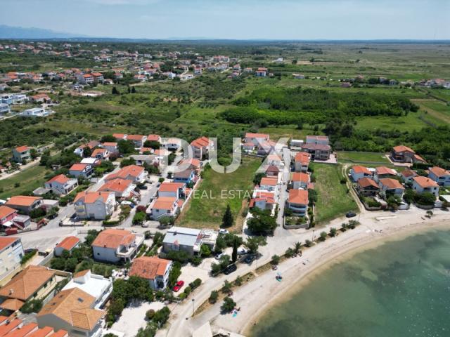 ZADAR, VRSI - Građevinsko zemljište na 30m od mora