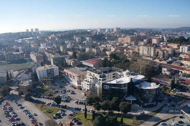 Poslovni prostor Pula, veliki poslovni prostori sa podzemnim garažama. Centar mjesta. 