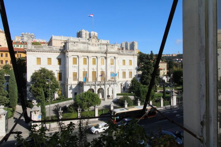 Prostrani stan u centru grada