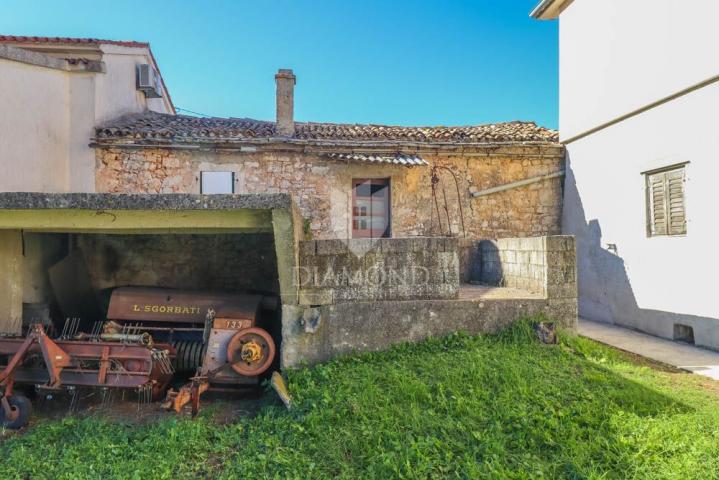 Kuća za renovaciju sa velikim dvorištem u središnjoj Istri! 