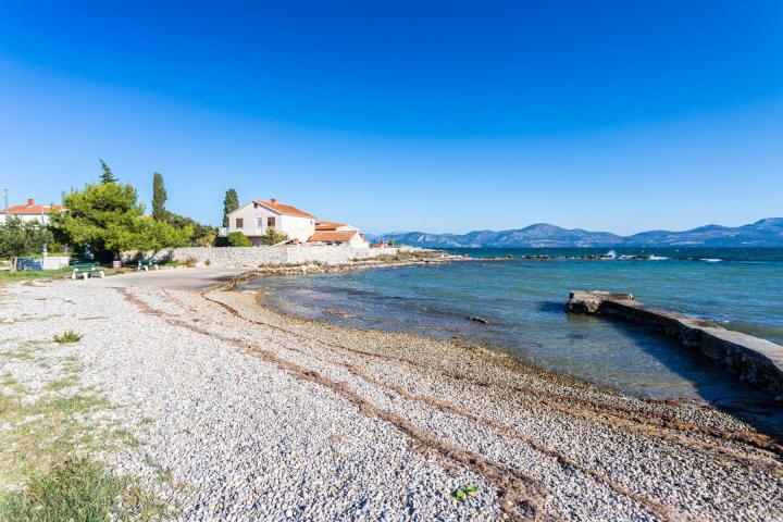 Pelješac, Drače, prizemnica u prvom redu do mora površine 83 m2