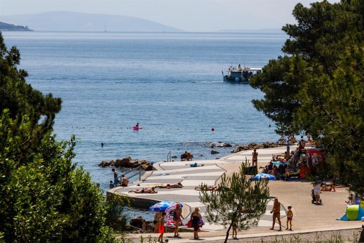 Krk, kuća s 3 stana uz plažu. Rijetkost na tržištu