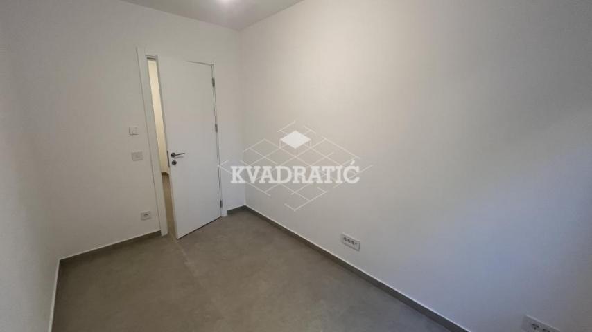 Crveni krst, Garaža, Prazan 55m2, VPR, terasa