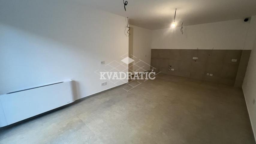 Crveni krst, Garaža, Prazan 55m2, VPR, terasa