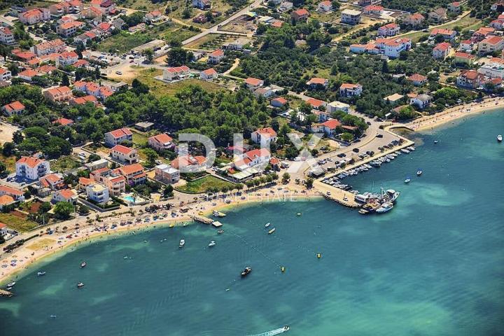 ZADAR, VRSI - Građevinski teren s maslinama 800 metara od plaže!