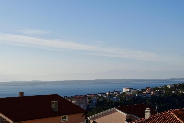 Crikvenica, dvojna kuća s 4 stana, okućnicom, garažom u funkciji turizma