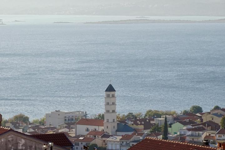 Crikvenica, dvojna kuća s 4 stana, okućnicom, garažom u funkciji turizma