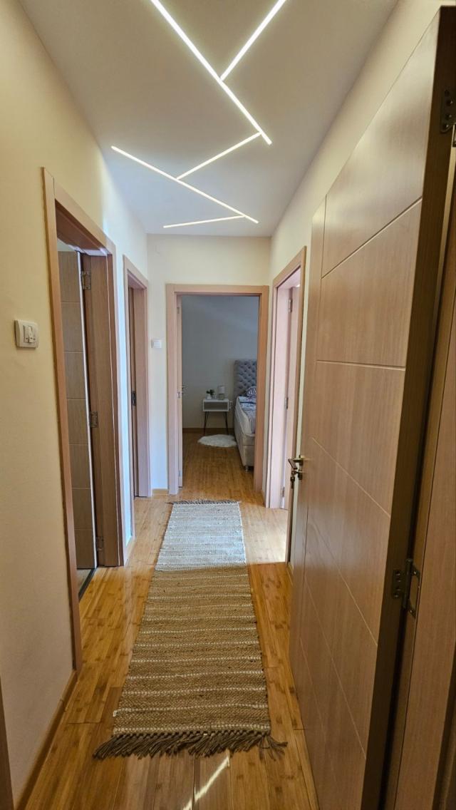 Lux namešten stan 74m2-Podbara