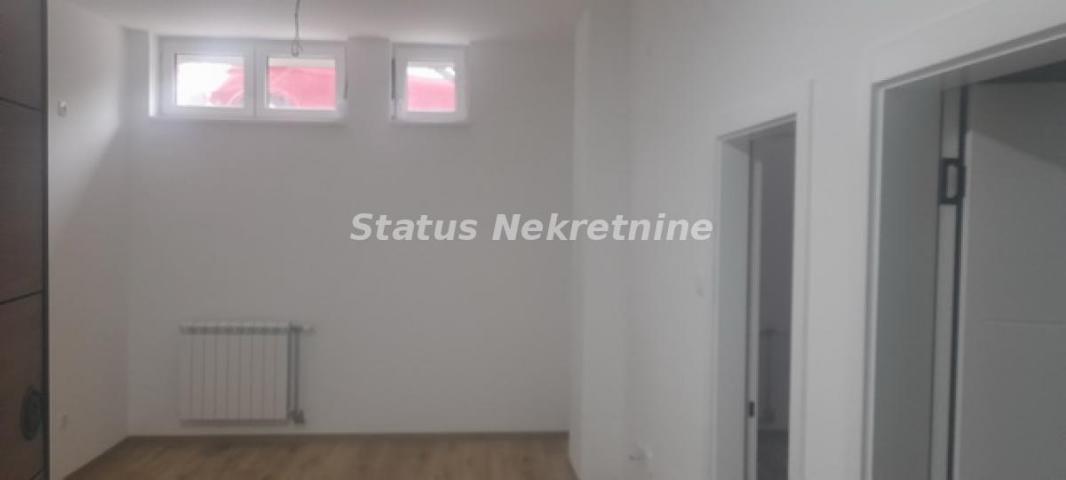 Petrovaradin-Useljiv Jednoiposoban stan 33 m2 u Suterenu na Top Lokaciji--065/385 8880