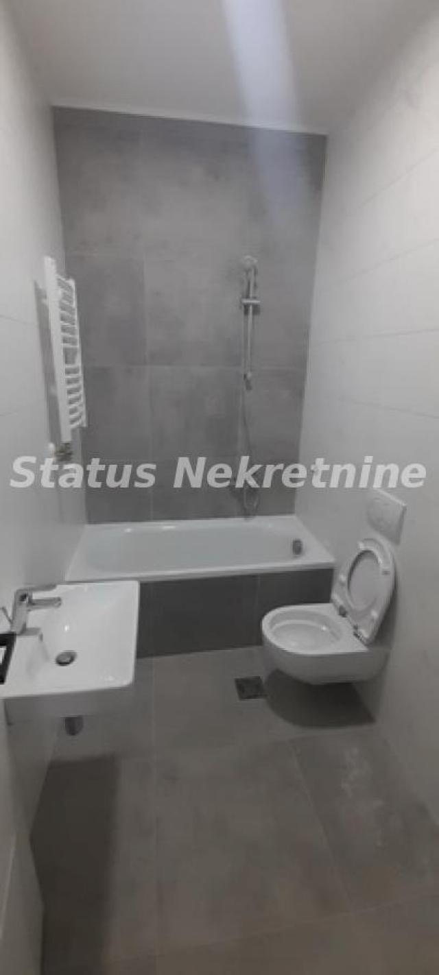 Petrovaradin-Useljiv Jednoiposoban stan 33 m2 u Suterenu na Top Lokaciji--065/385 8880