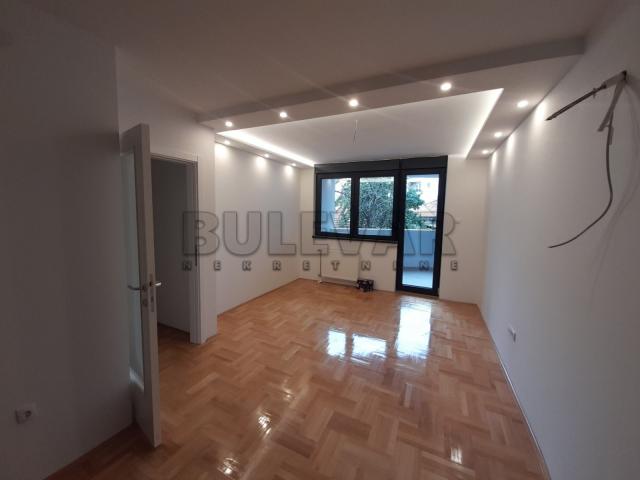 Izdaje se prazan stan, Centar, EG,  66m2, 480e