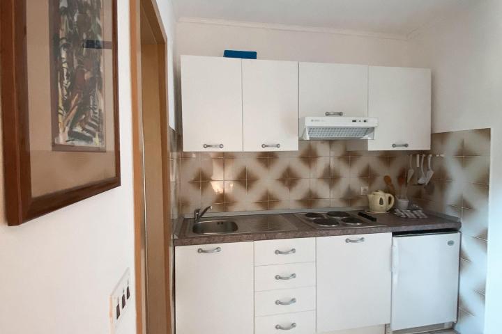 Supetar, lijepa kamena vila sa 6 apartmana u blizini mora