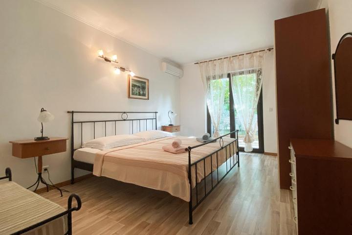 Supetar, lijepa kamena vila sa 6 apartmana u blizini mora