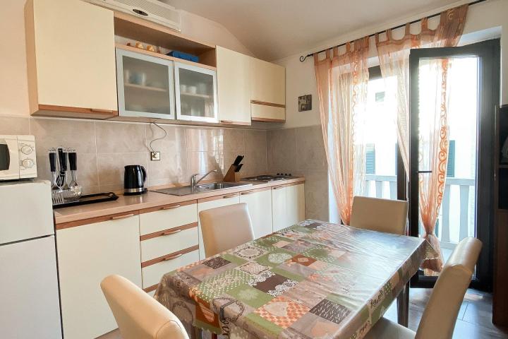 Supetar, lijepa kamena vila sa 6 apartmana u blizini mora