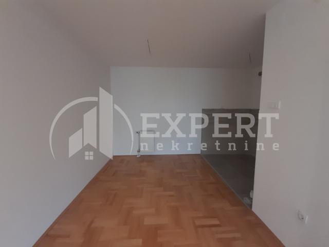 Izdaje se prazan stan, Centar, EG,  66m2, 480e