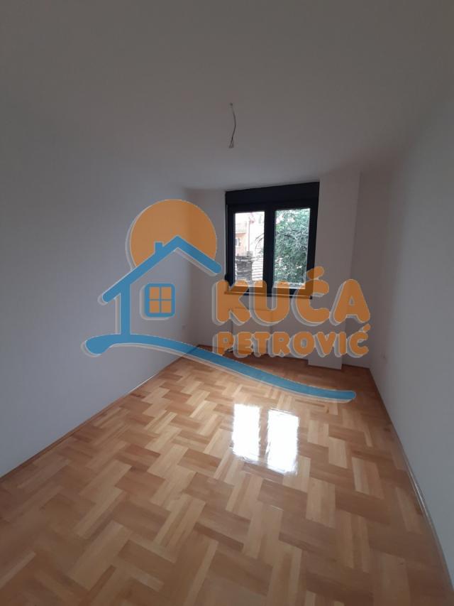 Izdaje se prazan stan, Centar, EG,  66m2, 480e