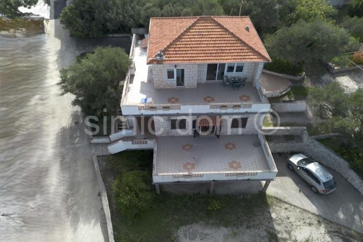 Apartmanska kuća na izvrsnoj lokaciji, Brač