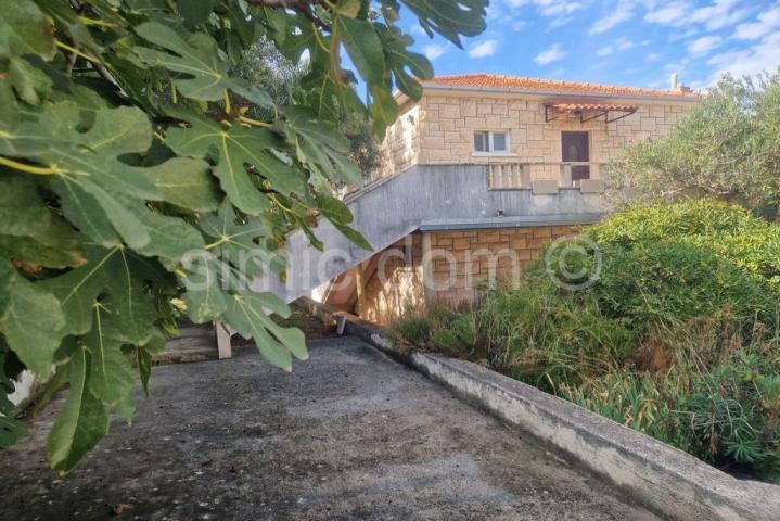 Apartmanska kuća na izvrsnoj lokaciji, Brač