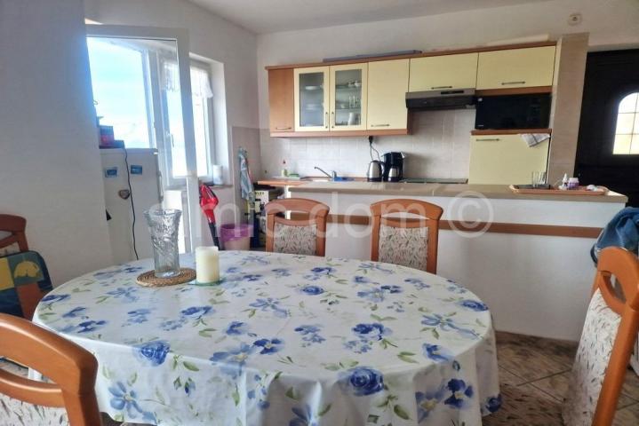 Apartmanska kuća na izvrsnoj lokaciji, Brač