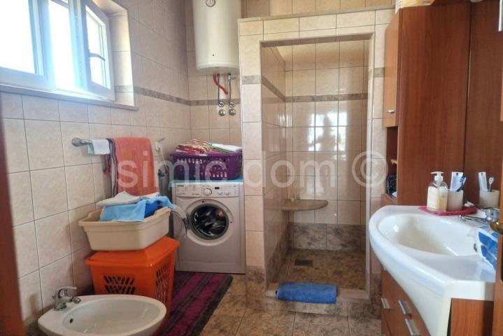 Apartmanska kuća na izvrsnoj lokaciji, Brač