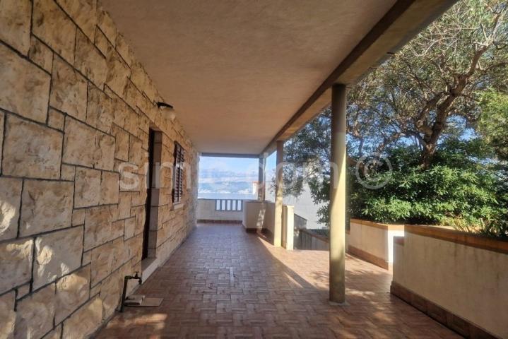 Apartmanska kuća na izvrsnoj lokaciji, Brač