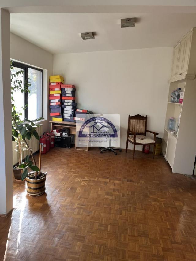 Izdavanje, Lokal, 72m2 , Centar