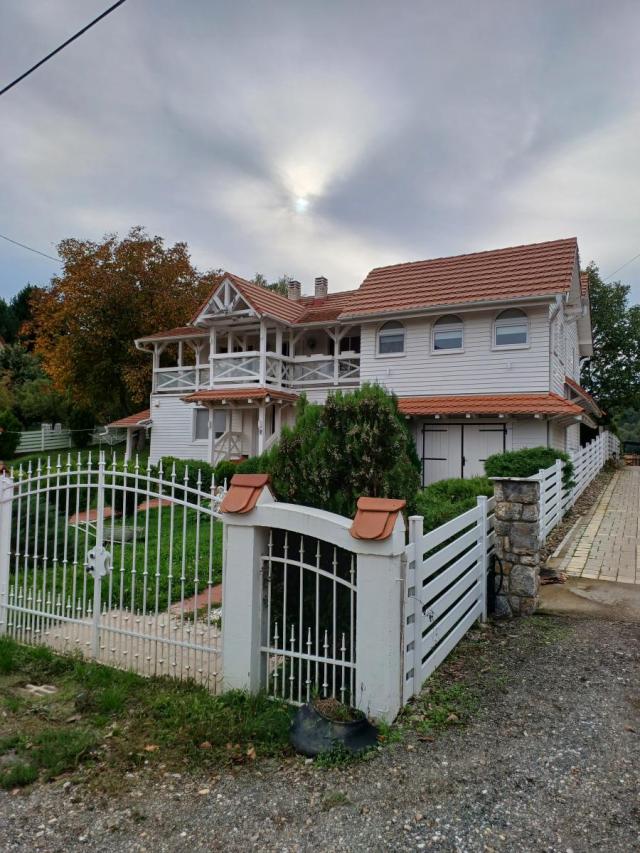 Vrdnik, Centar, 120m2. 12ari, prelepa kuca, uknjizena