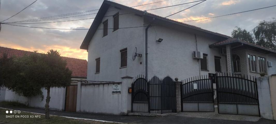 Surcin, kuća-ranč sa velikim potencijalima , 404 m2 , 2 garaze-36m2,  plac 11, 7 ari