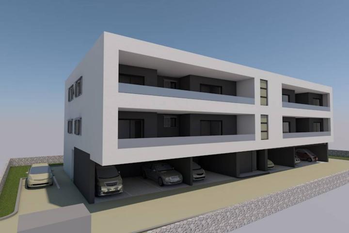 Vodice, NOVOGRADNJA, trosobni dvoetažni stan s vrtom NKP 99, 94 m2