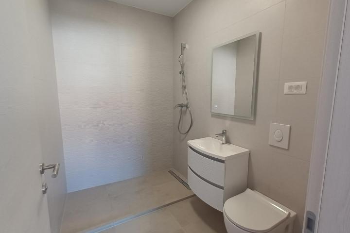 Vodice, NOVOGRADNJA, trosobni dvoetažni stan s vrtom NKP 99, 94 m2