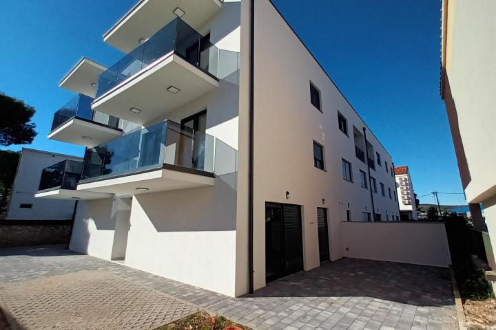 Vodice, NOVOGRADNJA, trosobni dvoetažni stan s vrtom NKP 99, 94 m2