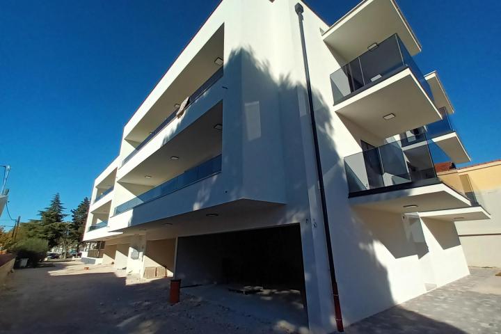 Vodice, NOVOGRADNJA, trosobni dvoetažni stan s vrtom NKP 99, 94 m2