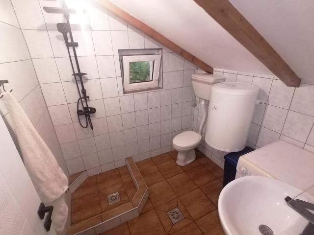 Ponovo spuštena cena i nije fiksno - Jedinstvena, nameštena, građevinski besprekorno izvedena