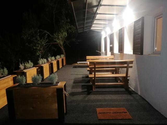 Ponovo spuštena cena i nije fiksno - Jedinstvena, nameštena, građevinski besprekorno izvedena
