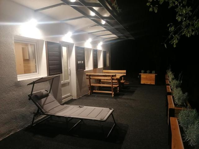 Ponovo spuštena cena i nije fiksno - Jedinstvena, nameštena, građevinski besprekorno izvedena