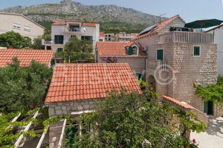 Omiš, 4 samostojeće kamene kuće