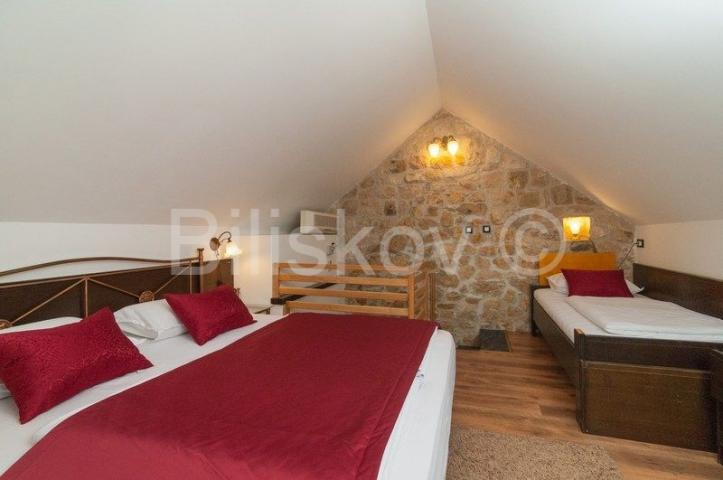 Omiš, 4 samostojeće kamene kuće